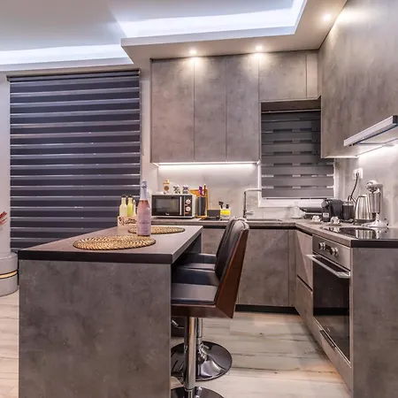 Modern 3min Walk To Fits 4 شقة لوتراكي