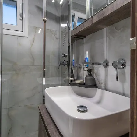 Modern 3min Walk To Fits 4 Apartamento Loutráki