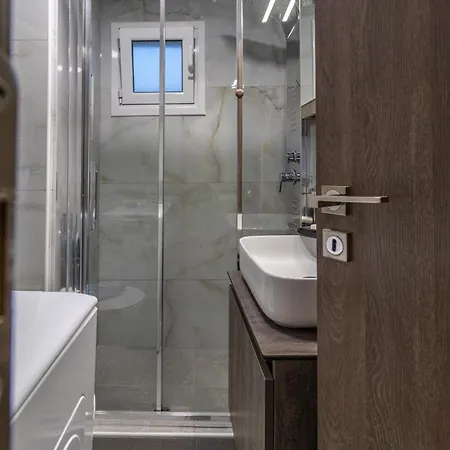 Modern 3min Walk To Fits 4 Apartamento Loutráki