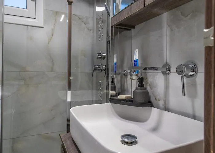 Modern 3min Walk To Fits 4 Appartamento Loutráki