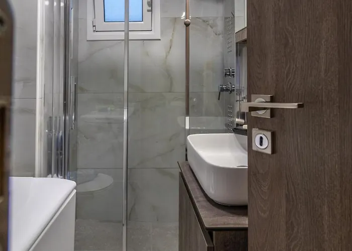 Modern 3min Walk To Fits 4 Apartamento Loutráki